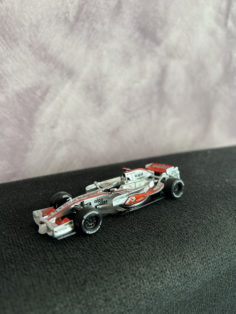 Macheta Formula 1 Lewis Hamilton + Figurina 1/43