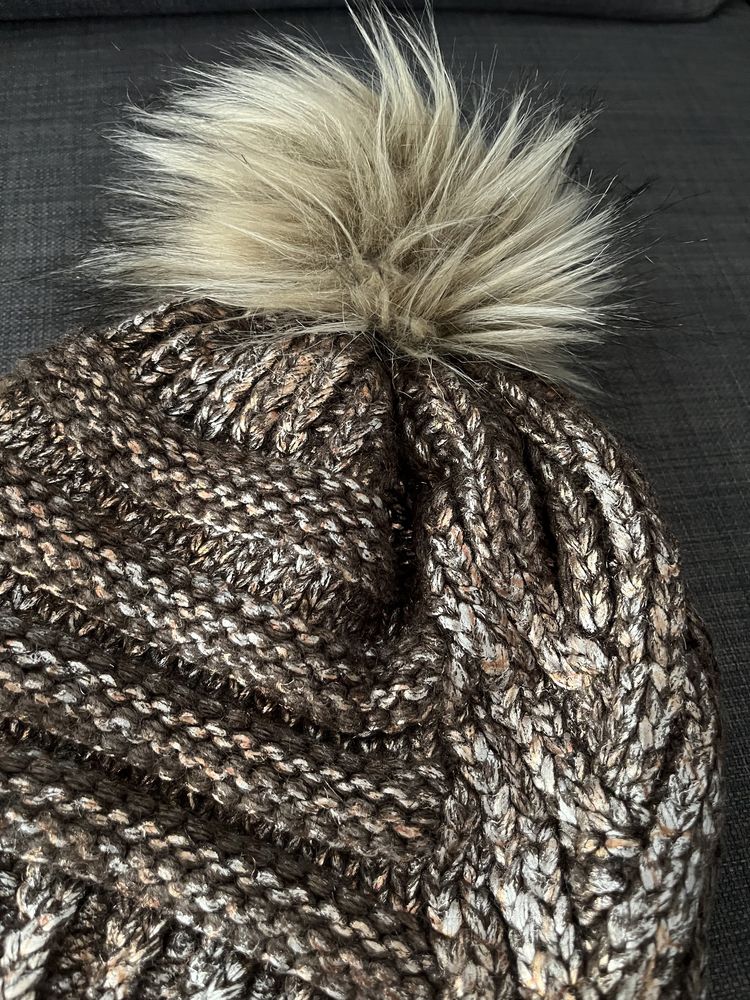 Дамска зимна плетена шапка