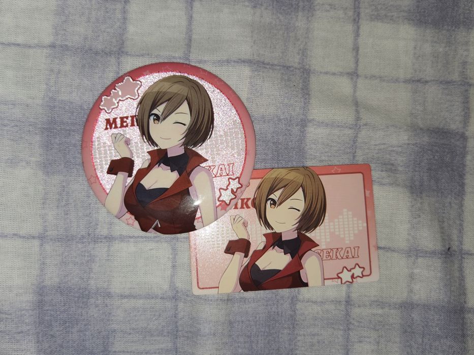 Значок и карточка с Мейко