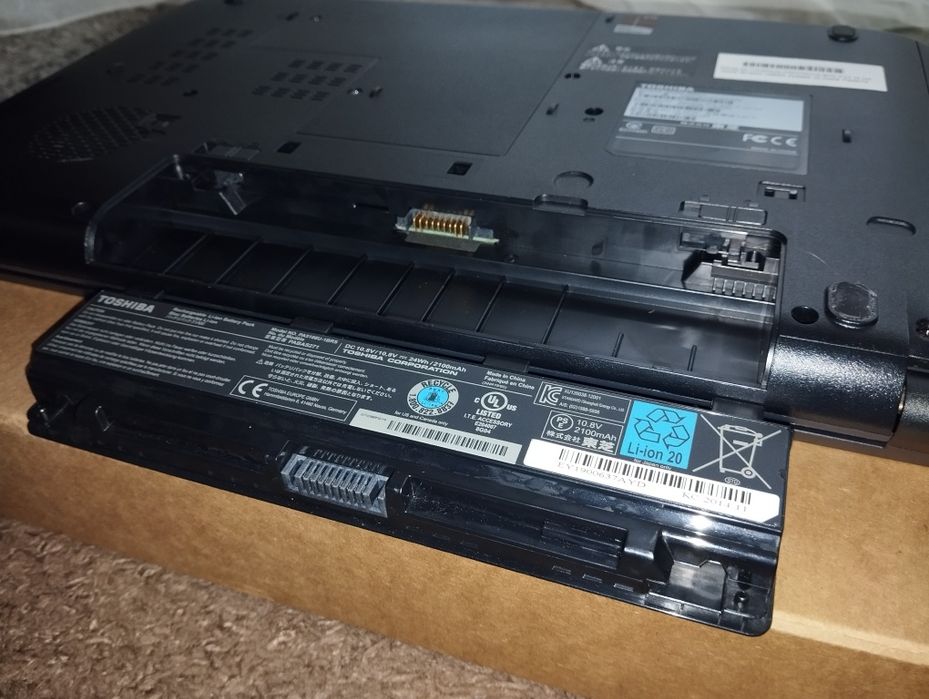 Laptop Toshiba, SSD, I3, 4GB ram, încărcător