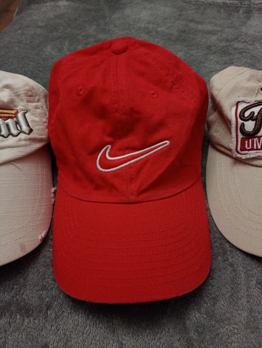 Червена шапка NIKE