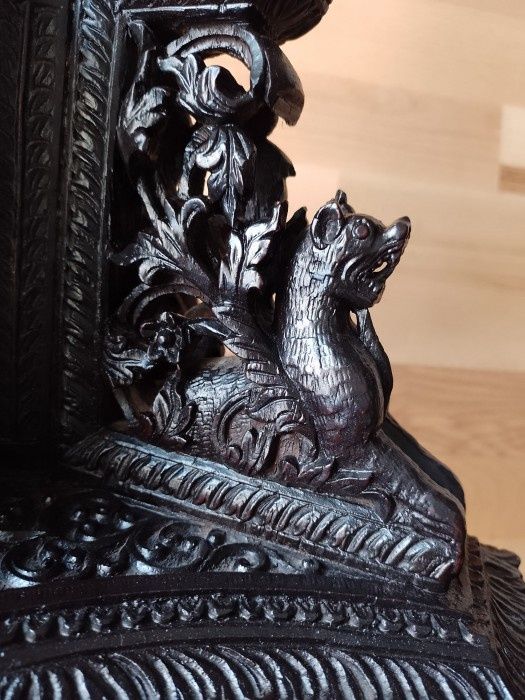 Superbă măsuța antica in stil oriental sculptata integral manual ,pies