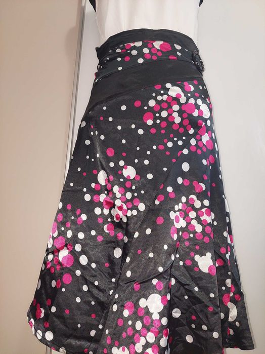 Fustă satinată neagră cu cataramă, in clos