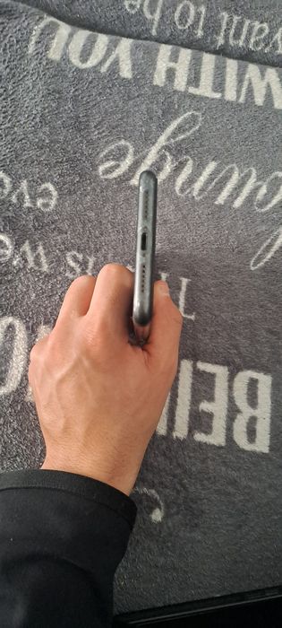 Vând iphone 11 black