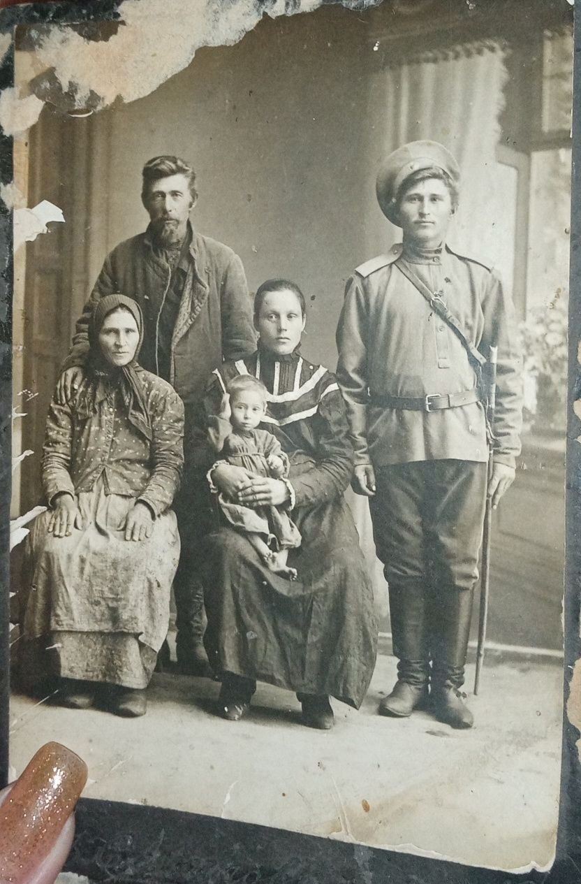 Продам антикварную фотографию семьи - 1895-го года.