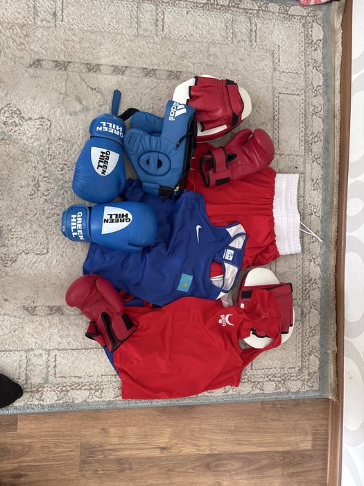 Боксерские перчатки две пары, шлем, майка шорты две пары, лапы,