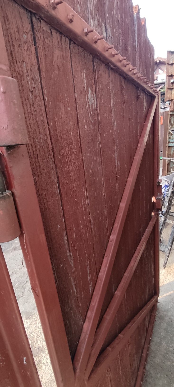 Poartă de acces pietonal structura metalica si lemn