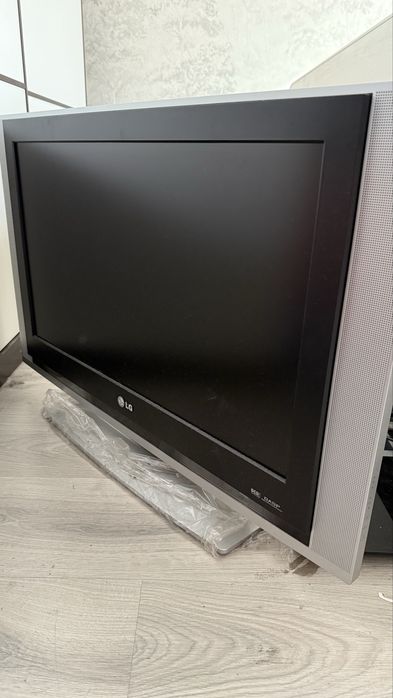 Продам телевизор LG, рабочий, с пультом и переходником