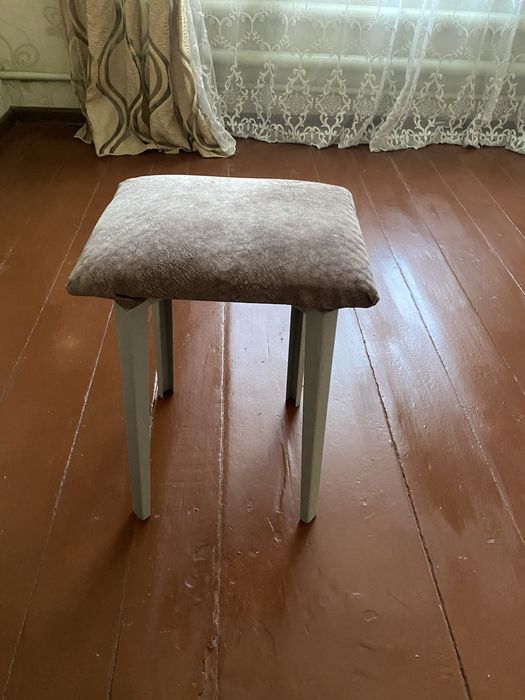 Продам советские стол-книжку и табуретки