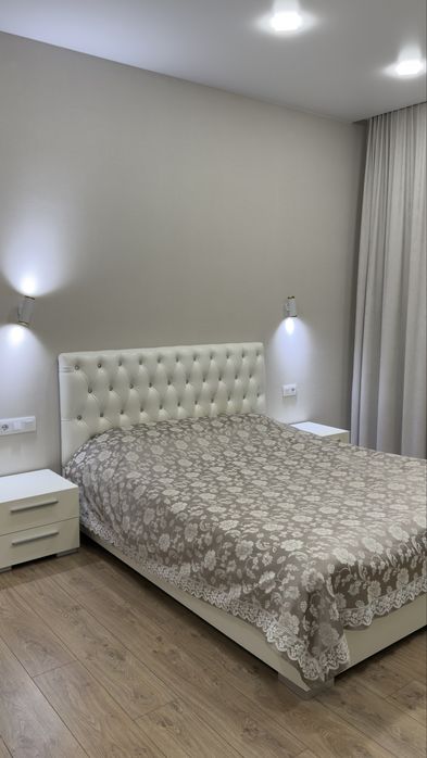 Продам кровать 2 тумбочки и камод и матрас