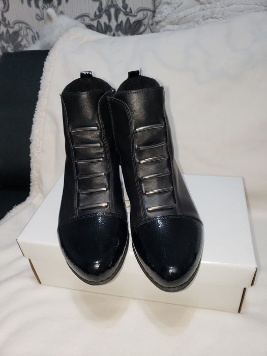 Vand incaltaminte de primavara  marimea 37 si o vesta blanita neagra