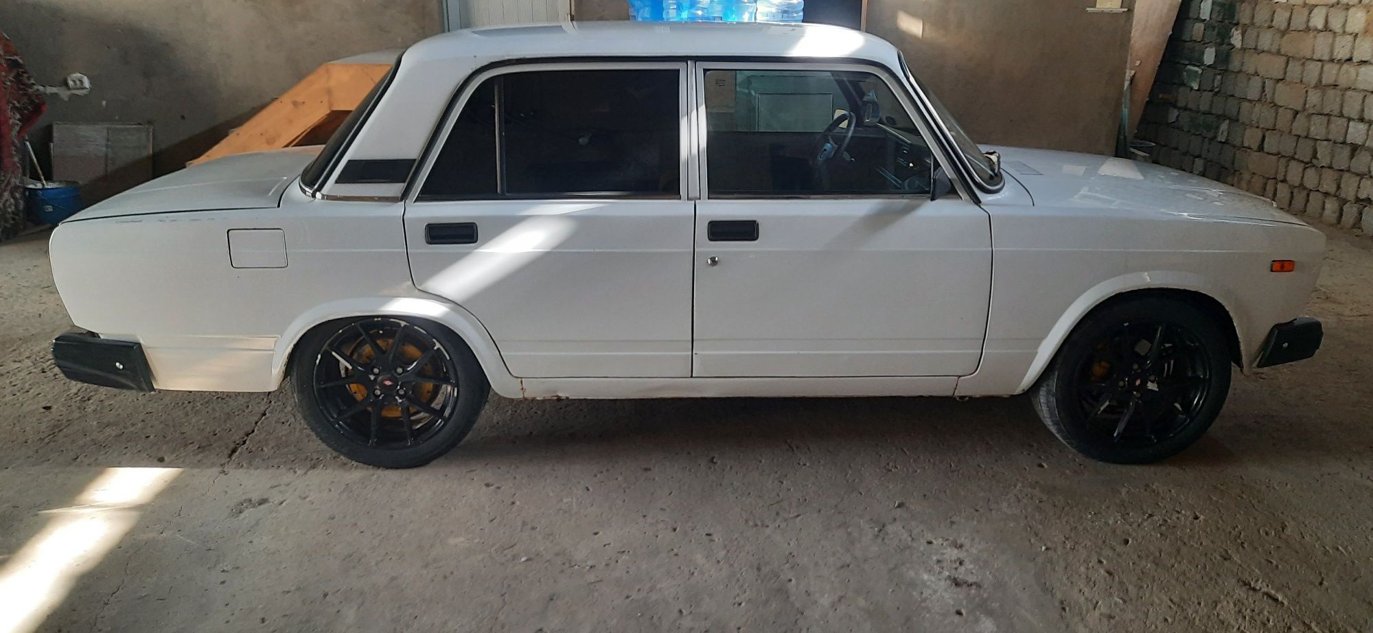 Lada 2107 sotiladi.
