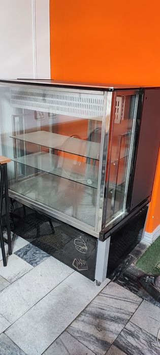 Холодильник витрина.