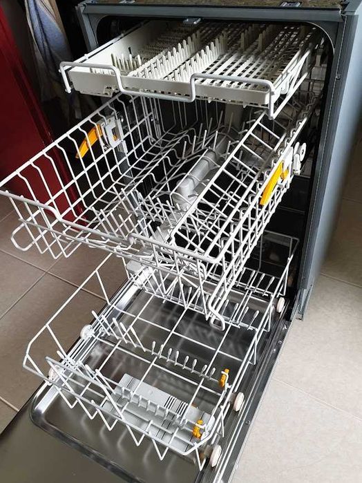 45см - Черно Miele Съдомиялна - 9 Комплекта - Частично Вграждане Тясна