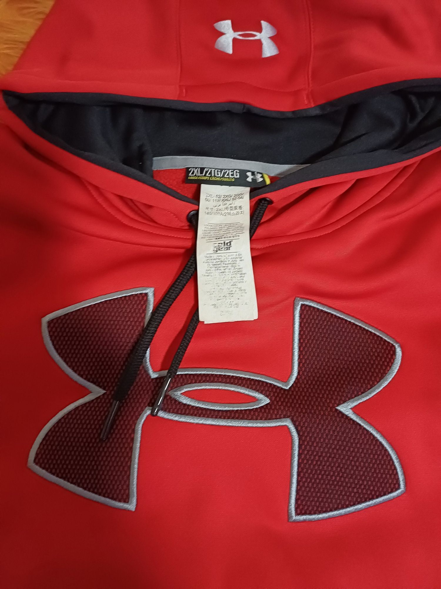 Продавам суичер UNDER ARMOUR