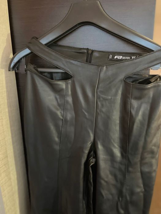 Кожен панталон с крачол тип чарлстон и разрези в талията