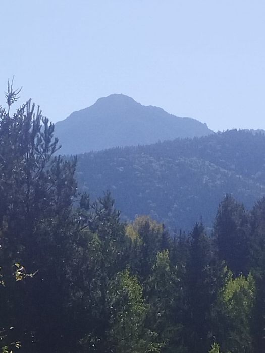 Teren cu vedere la Lacul Izvorul Muntelui si Vârful Toaca