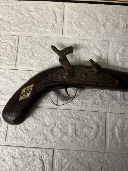 Стар пистолет с вградени орнаменти