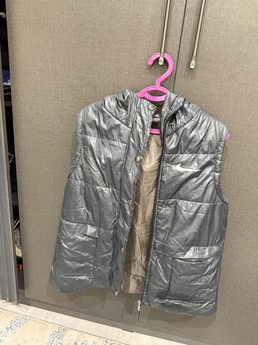 Безрукавка nike.