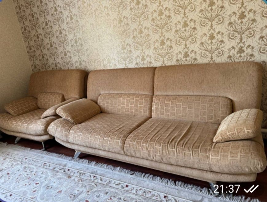 Диван с двумя креслами