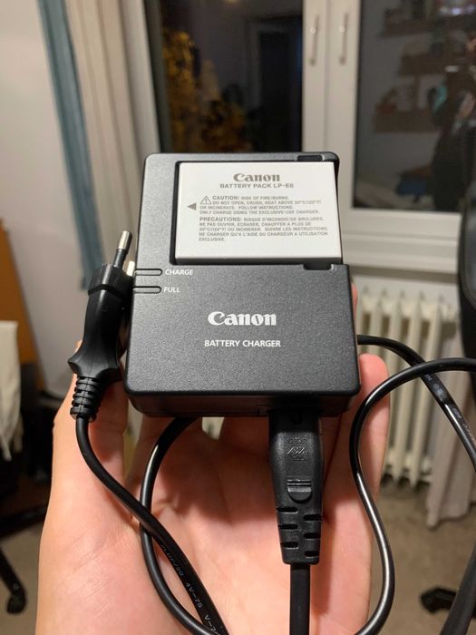 Canon EOS 700D + Obiectiv  EF-S 18-55mm IS - DSLR cu kit complet