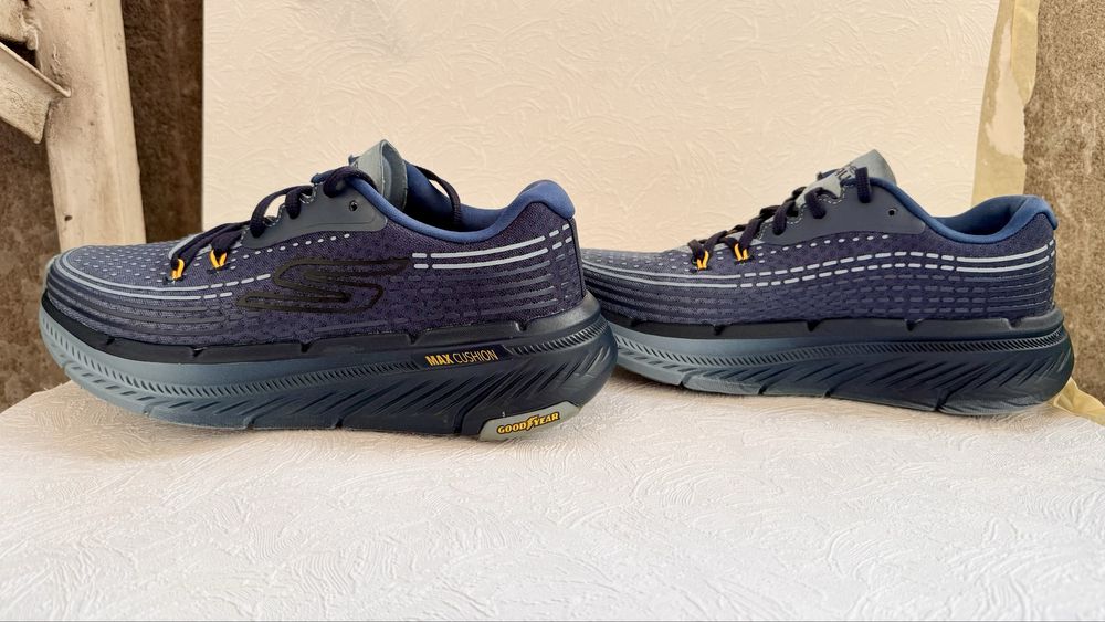 Adidasi barbati SKECHERS MAX CUSHIONING PREMIER marimea 41 impecabili