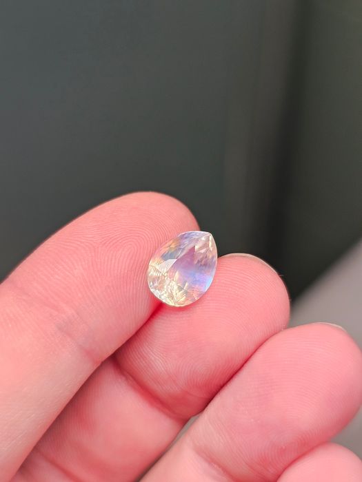 Радужный Лунный Камень 4кт. отличного качества