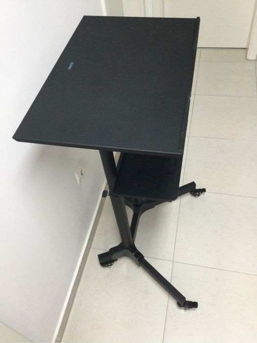 Vand masa mobila de metal pentru laptop sau tv sau altceva