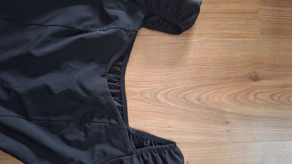 Черна къса рокля с квадратно деколте