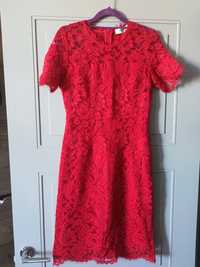 Красное кружевное платье.