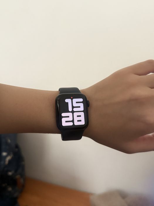 Продам Apple Watch SE