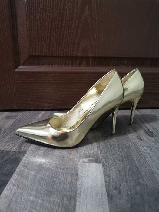 Дамски обувки с ток