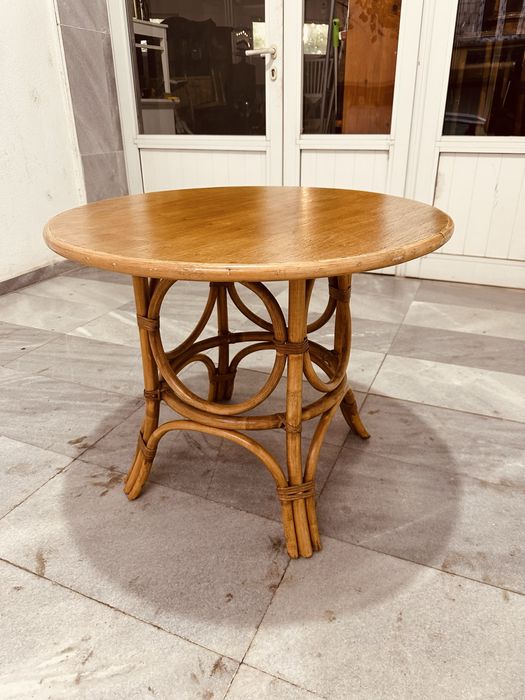 Ретро ратанова маса с дървен плот-отигинален винтидж дизайн 1960-80 г.