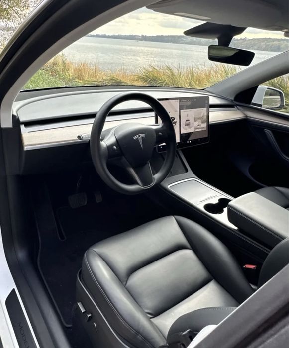 Tesla model Y 2023