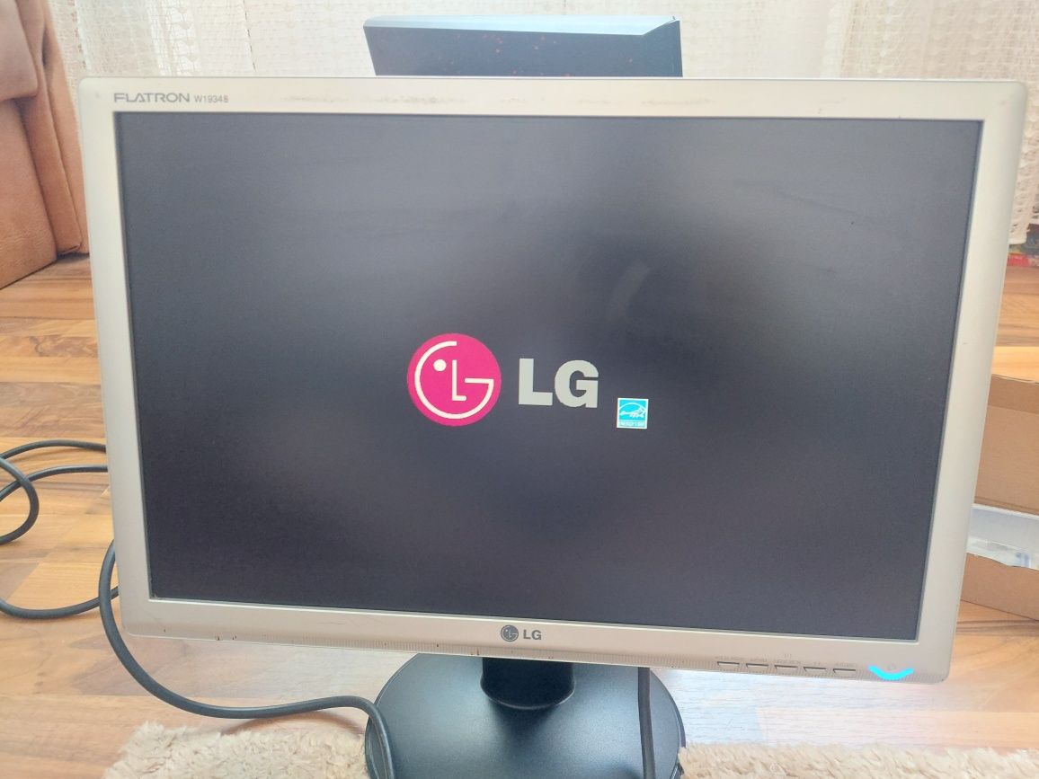 Monitor LG flatron ,diagonala 19 inch ,stare buna
