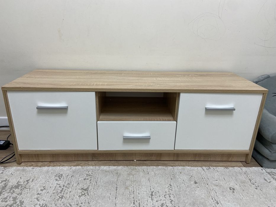 Продам ТВ тумбу . Качестенная фурнитура