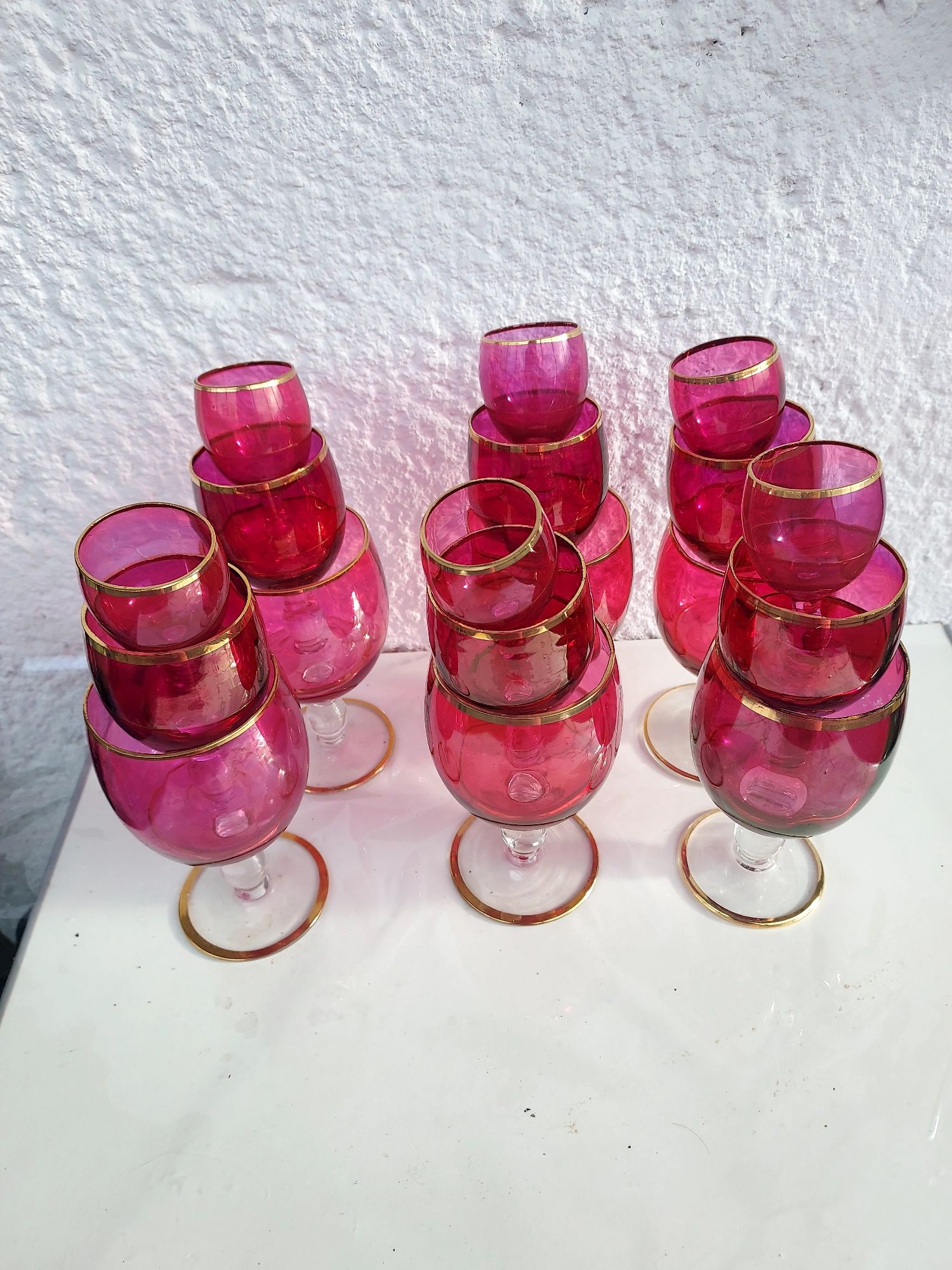Sticla rosie, 18 pahare