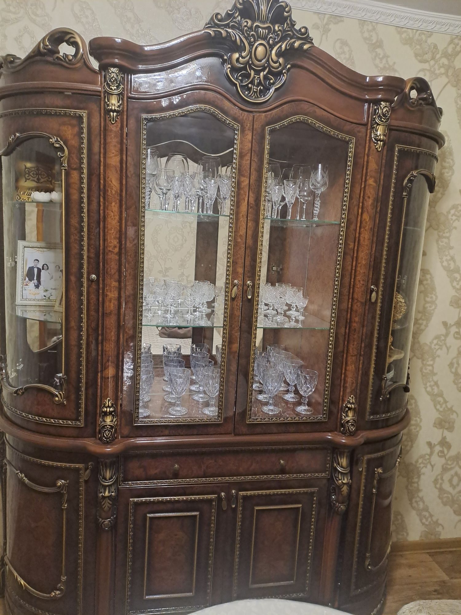 Продам Горька Сервант