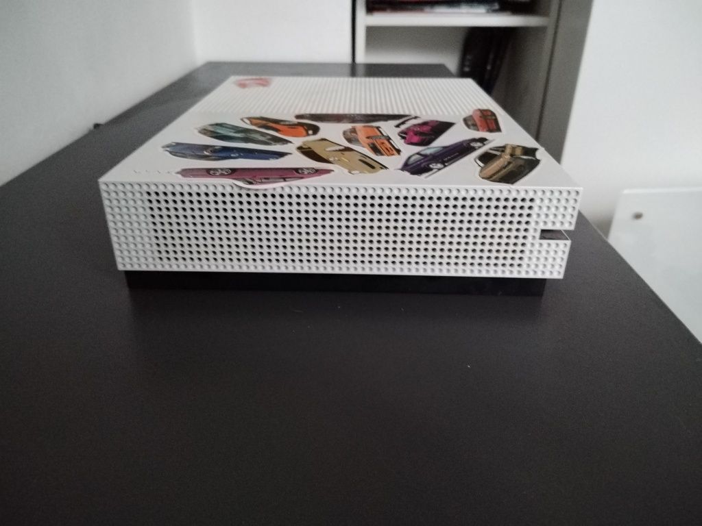 Xbox one s с 2 игри