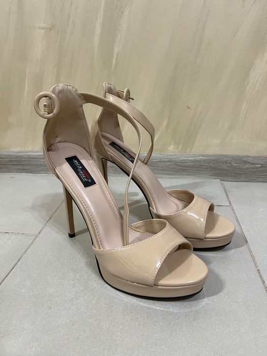 Дамски обувки на висок ток