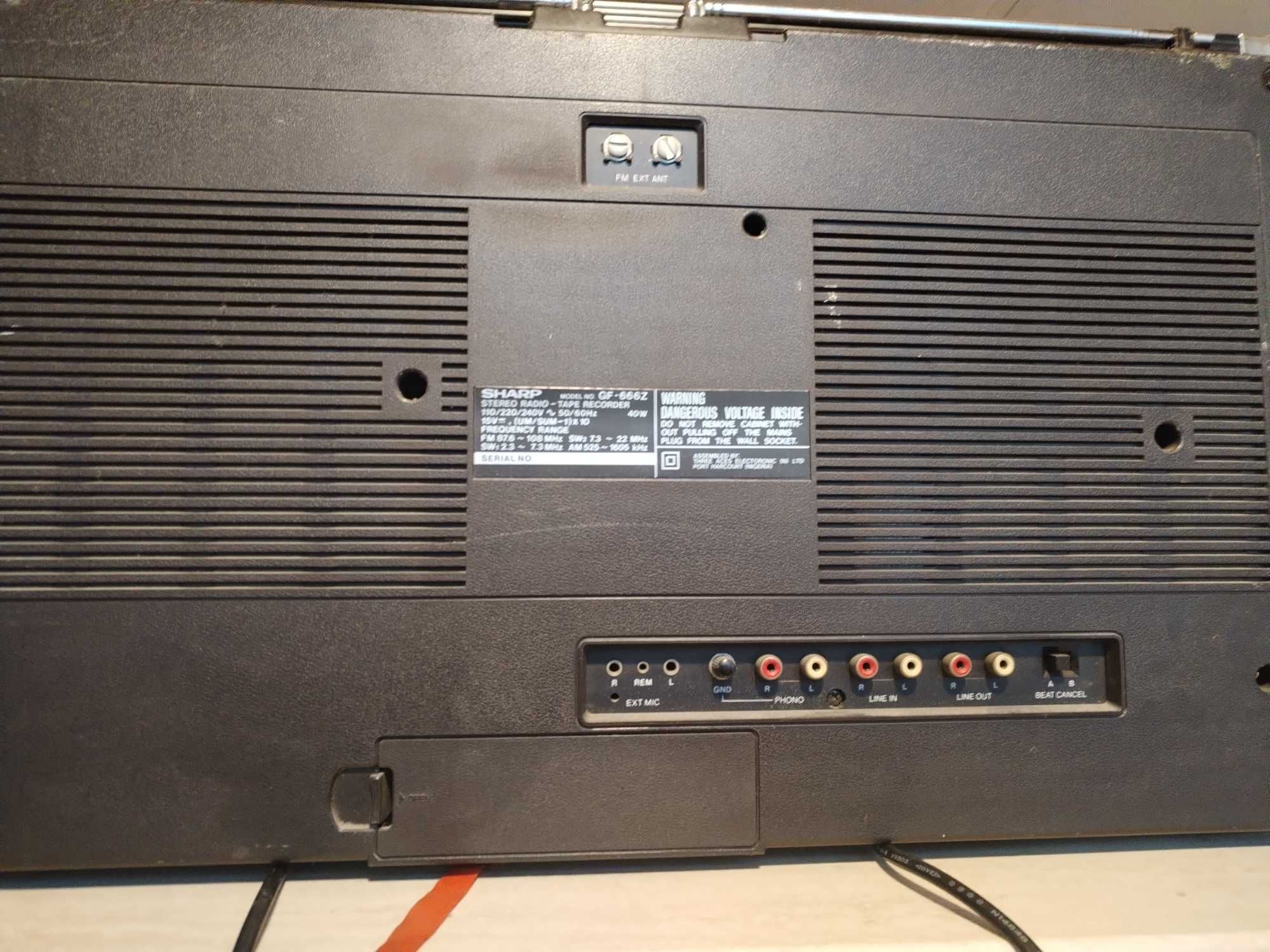 Продавам радиокасетофон Шарп, модела е GF-666.