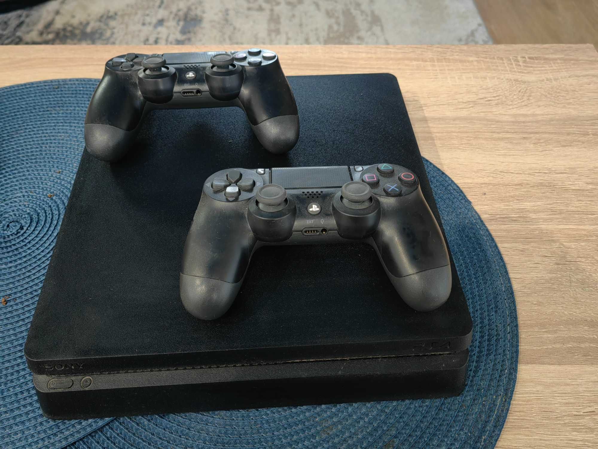 PS 4 с игри и 2 джойстика