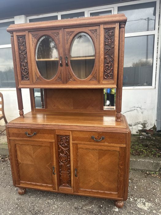 Бюфет витрина от дърво с дърворезба