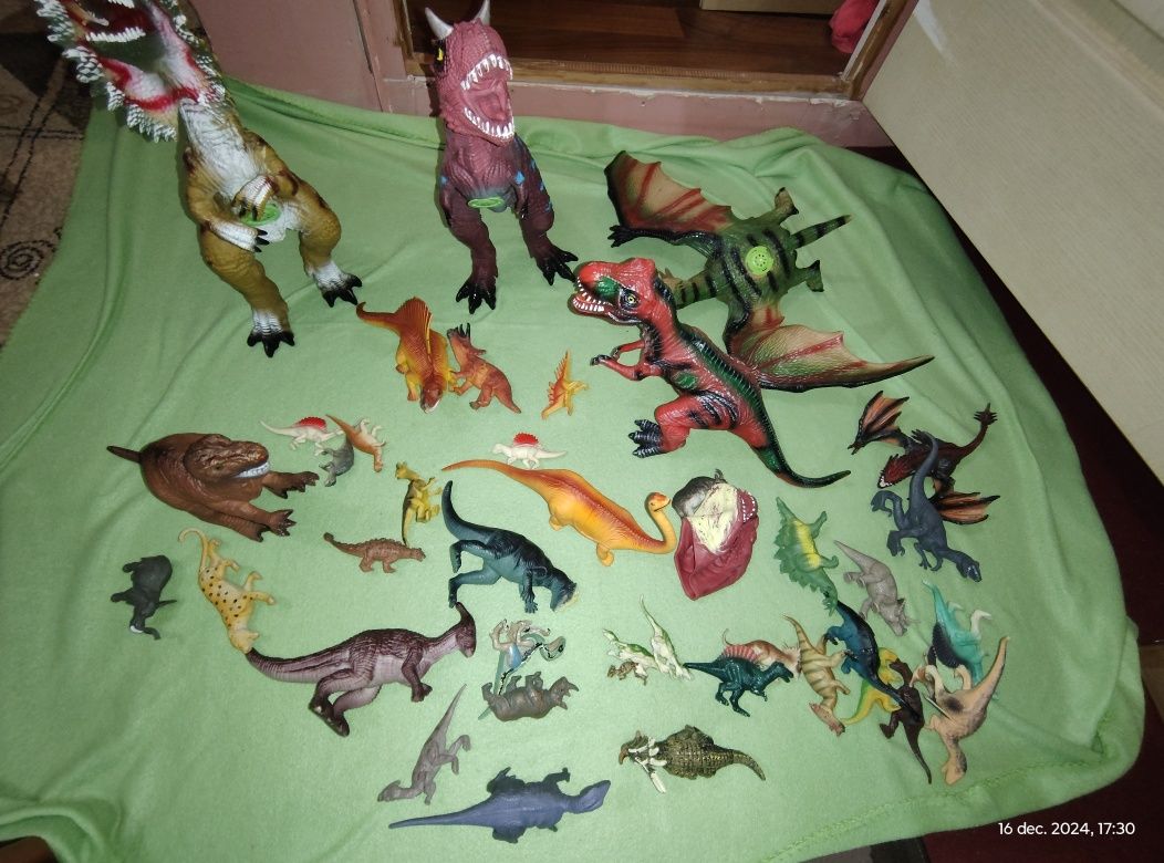 Dinozauri jucarii
