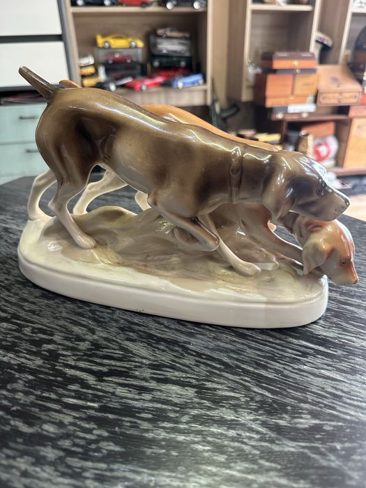 красива голяма порцеланова фигура ловни кучета Royal Dux
