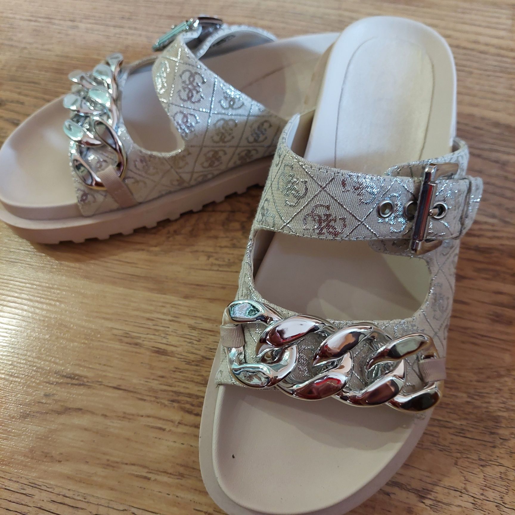 Дамски чехли GUESS