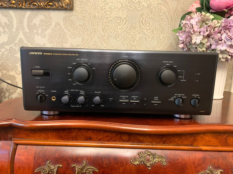 Продавам усилвател Onkyo 8870