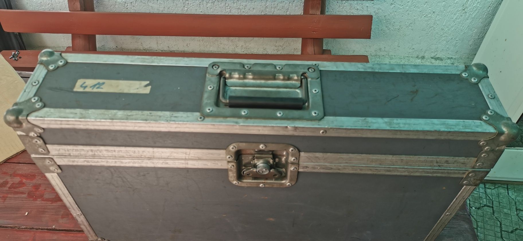 Vand case rack pentru cabluri