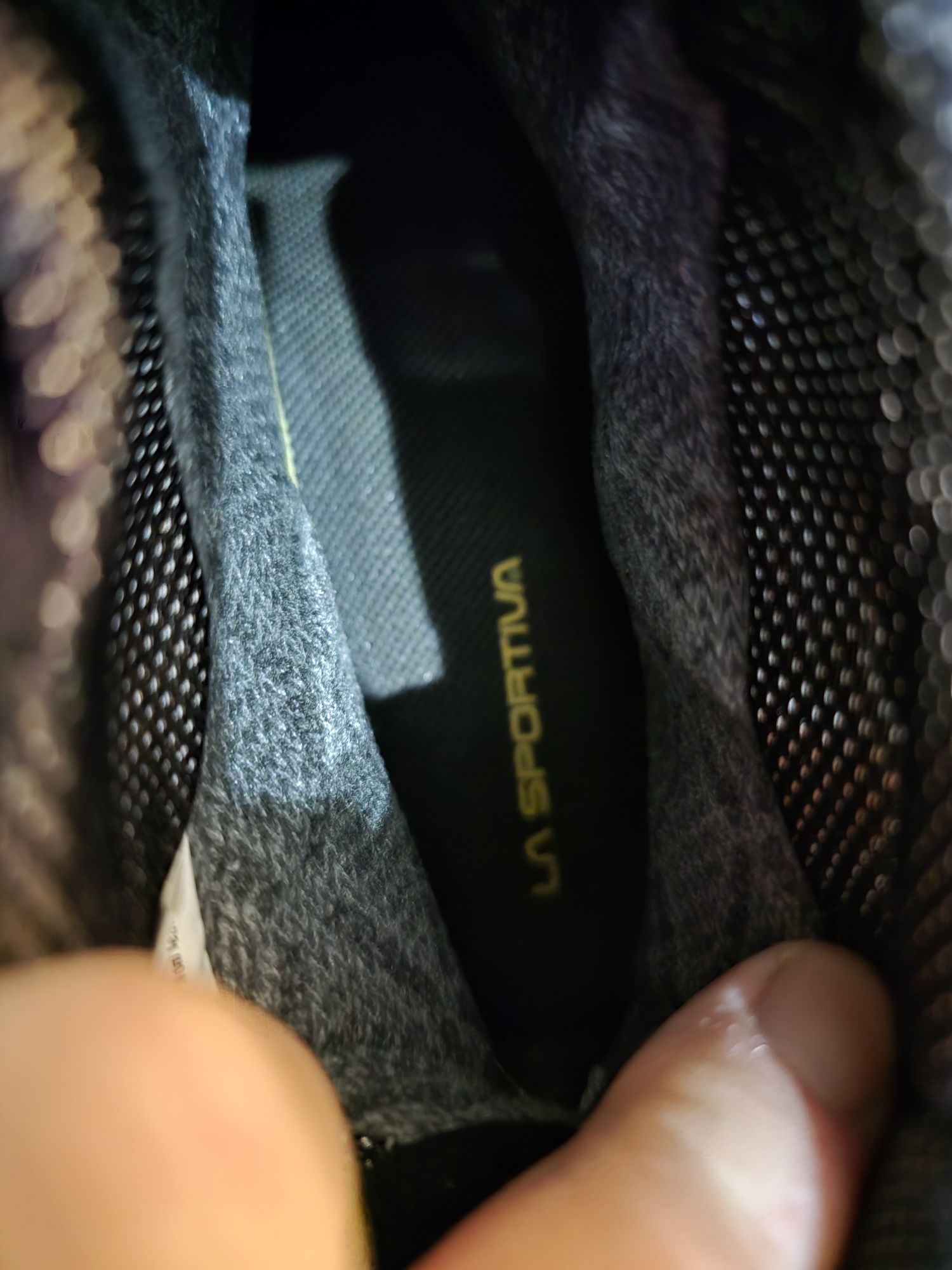 Vând bocanci tehnici 3 sezoane noi La sportiva Gore tex ,mărimea 43.5