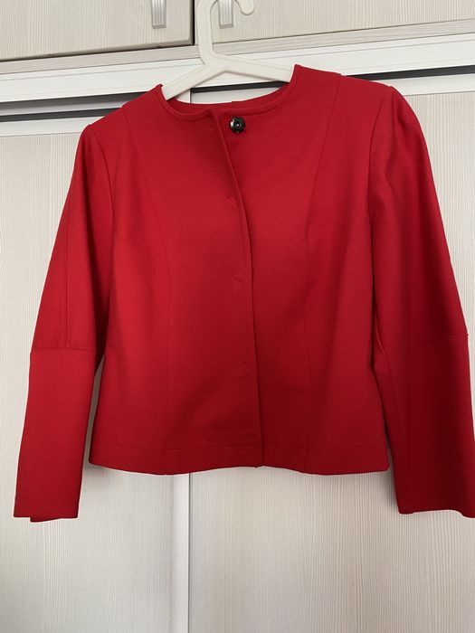 Продам  Костюмы с юбкой